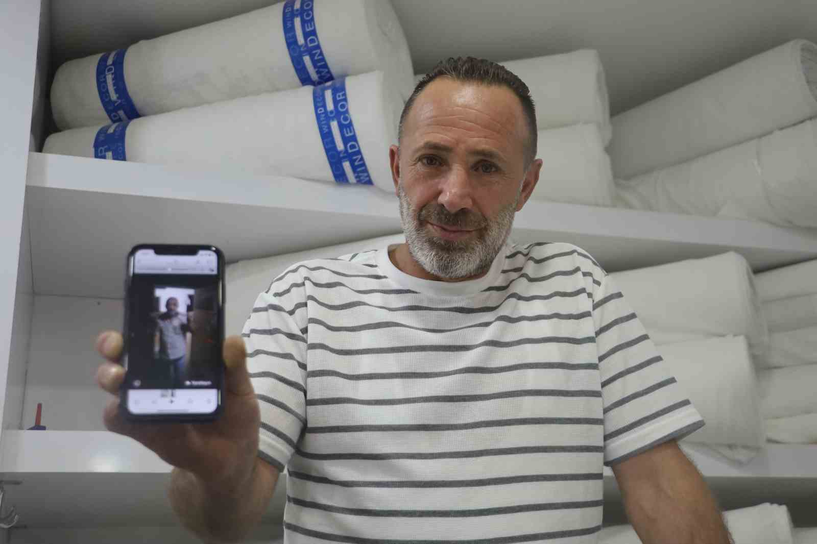 İş yerine giren 2 metrelik yılana "kanka" diye hitap edip boynuna doladı