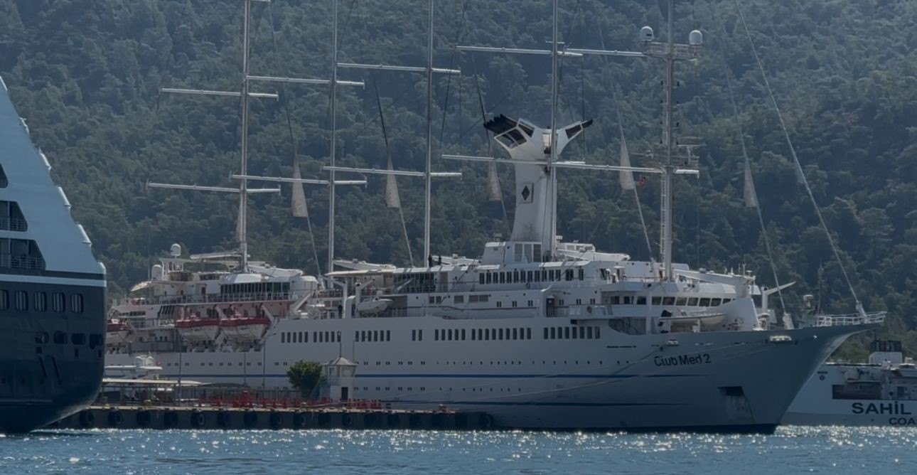 Marmaris&rsquo;e iki dev yolcu gemisi geldi
