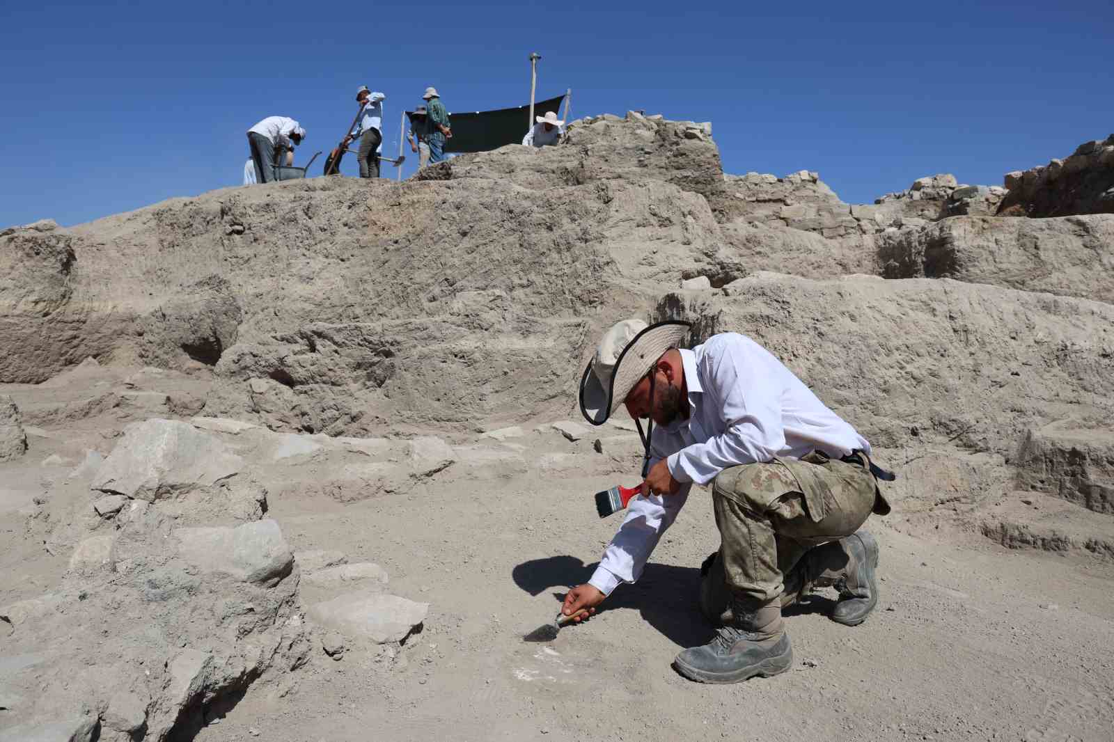 6 bin yıllık tapınaktan sonra Tadım Kalesi&rsquo;nde insan ve hayvan kemikleri ortaya &ccedil;ıktı
