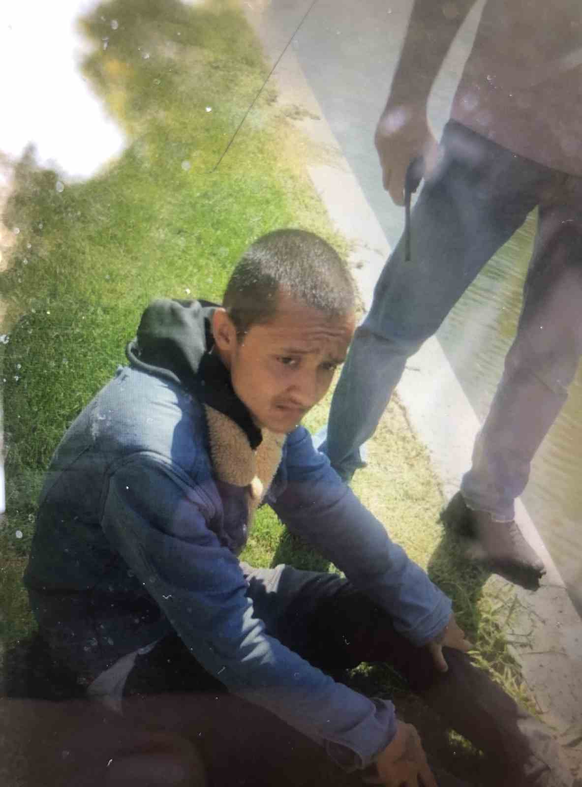 Serinlemek i&ccedil;in Porsuk &Ccedil;ayı&rsquo;na girdi, zabıta ekipleri tarafından &ccedil;ıkarıldı
