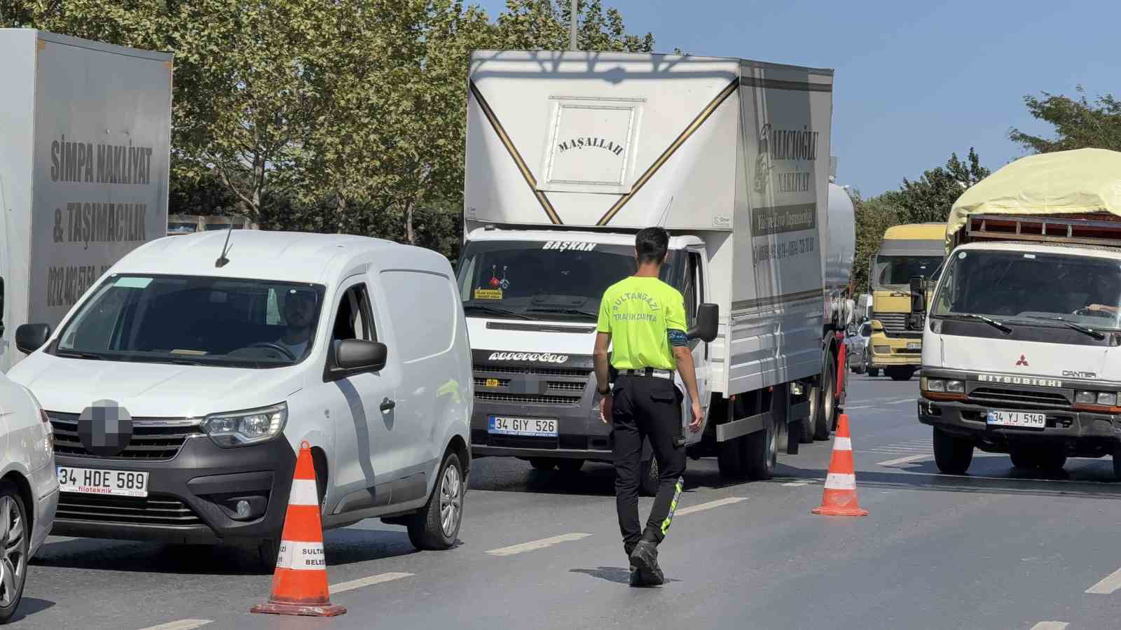 Sultangazi&rsquo;de otomobil, yol kenarında duran vin&ccedil;e &ccedil;arptı: 2 yaralı
