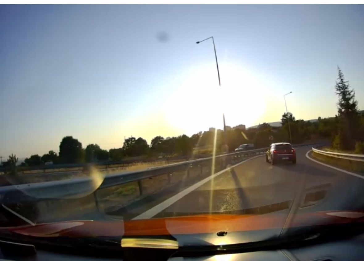 TEM otoyolunda geri geri gelen otomobil kazaya davetiye &ccedil;ıkardı
