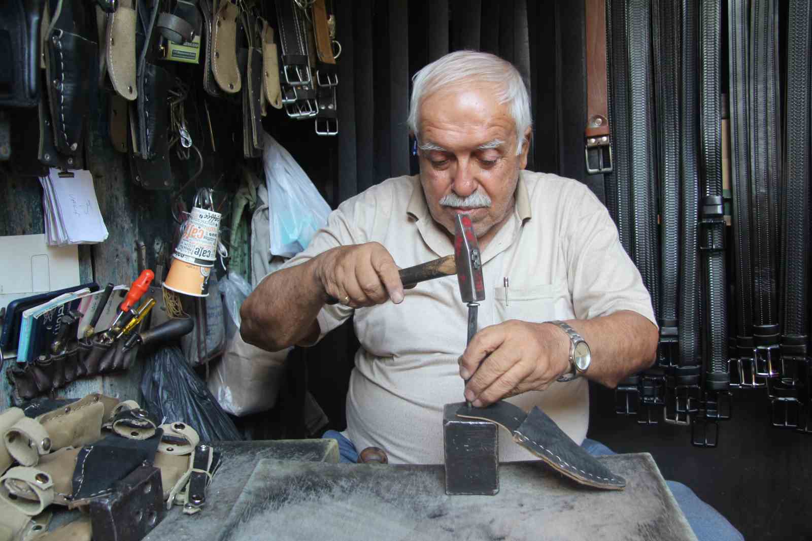 2 metrekarelik dükkanında 60 yıldır baba mesleğini yaşatıyor
