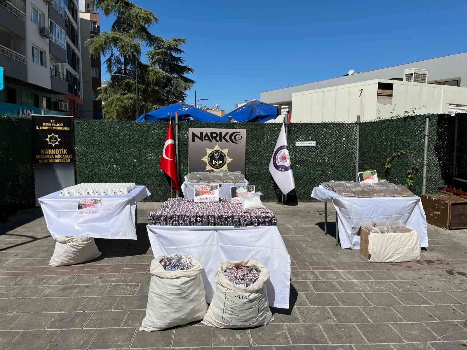 İzmir’de narkotik polisinden zehir tacirlerine büyük darbe