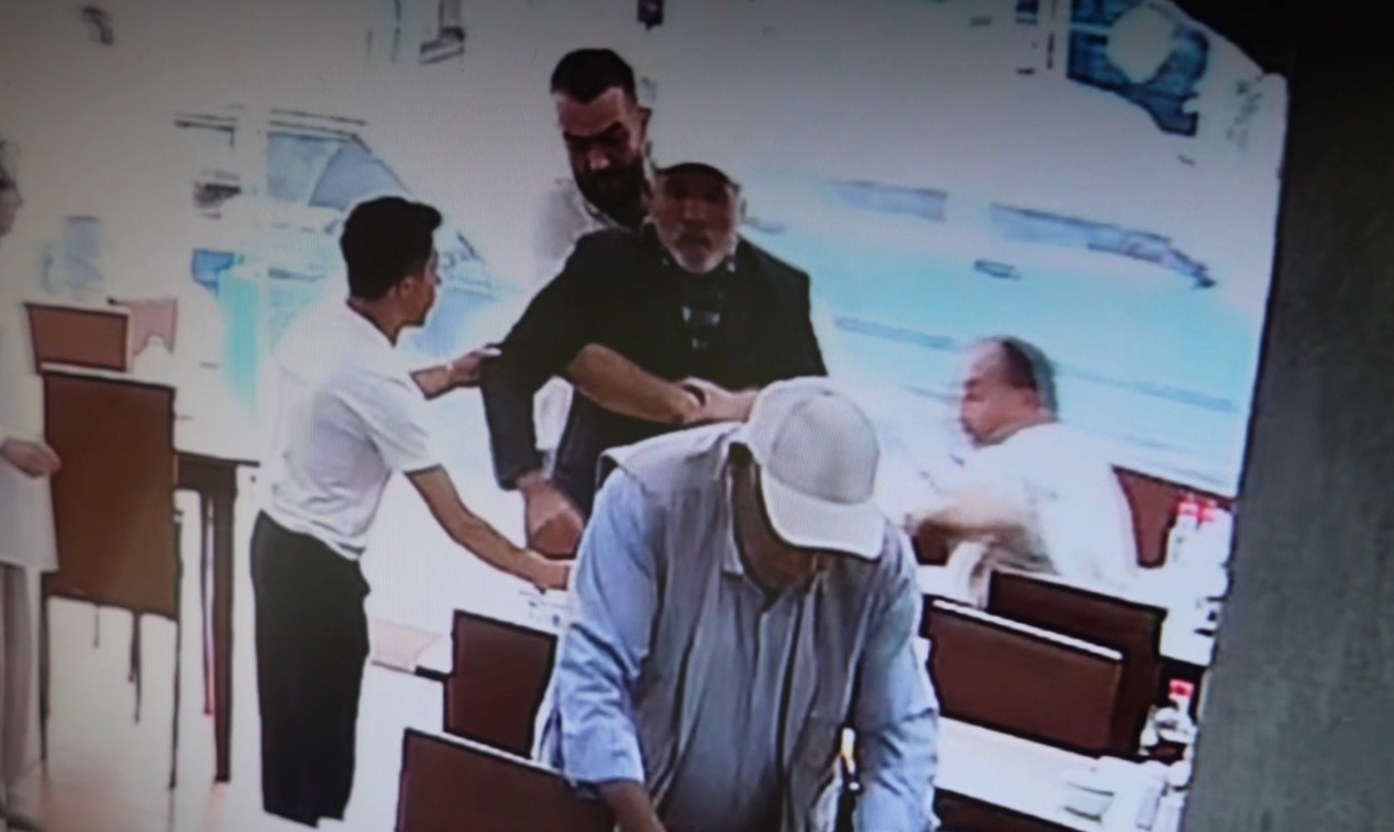 Gümüşhane’de boğazına yemek kaçan yaşlı adamı Heimlich manevrasıyla kurtardı