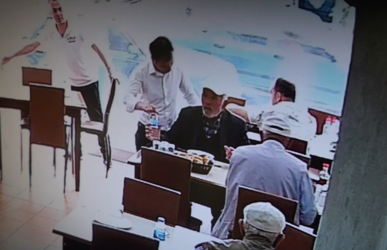 Gümüşhane’de boğazına yemek kaçan yaşlı adamı Heimlich manevrasıyla kurtardı
