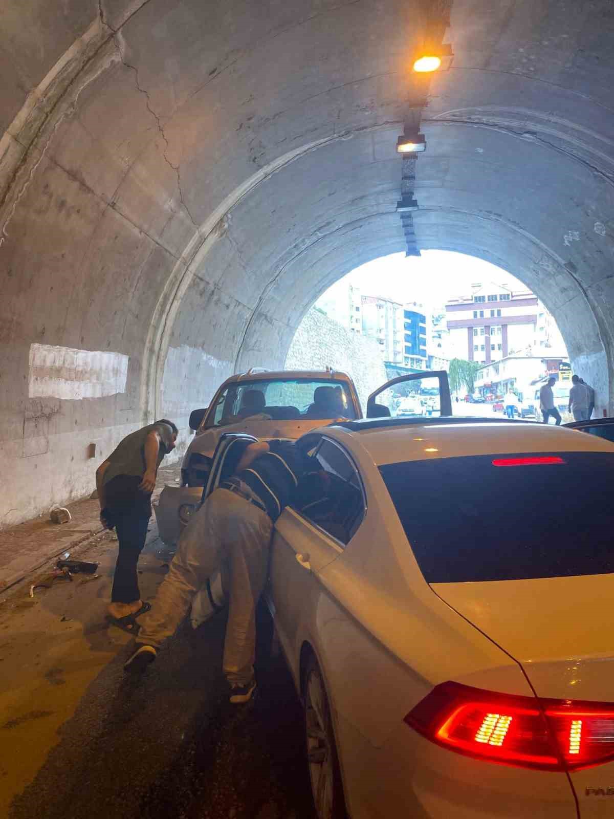 Gümüşhane’de tünel içinde iki araç kafa kafaya çarpıştı: 5 yaralı
