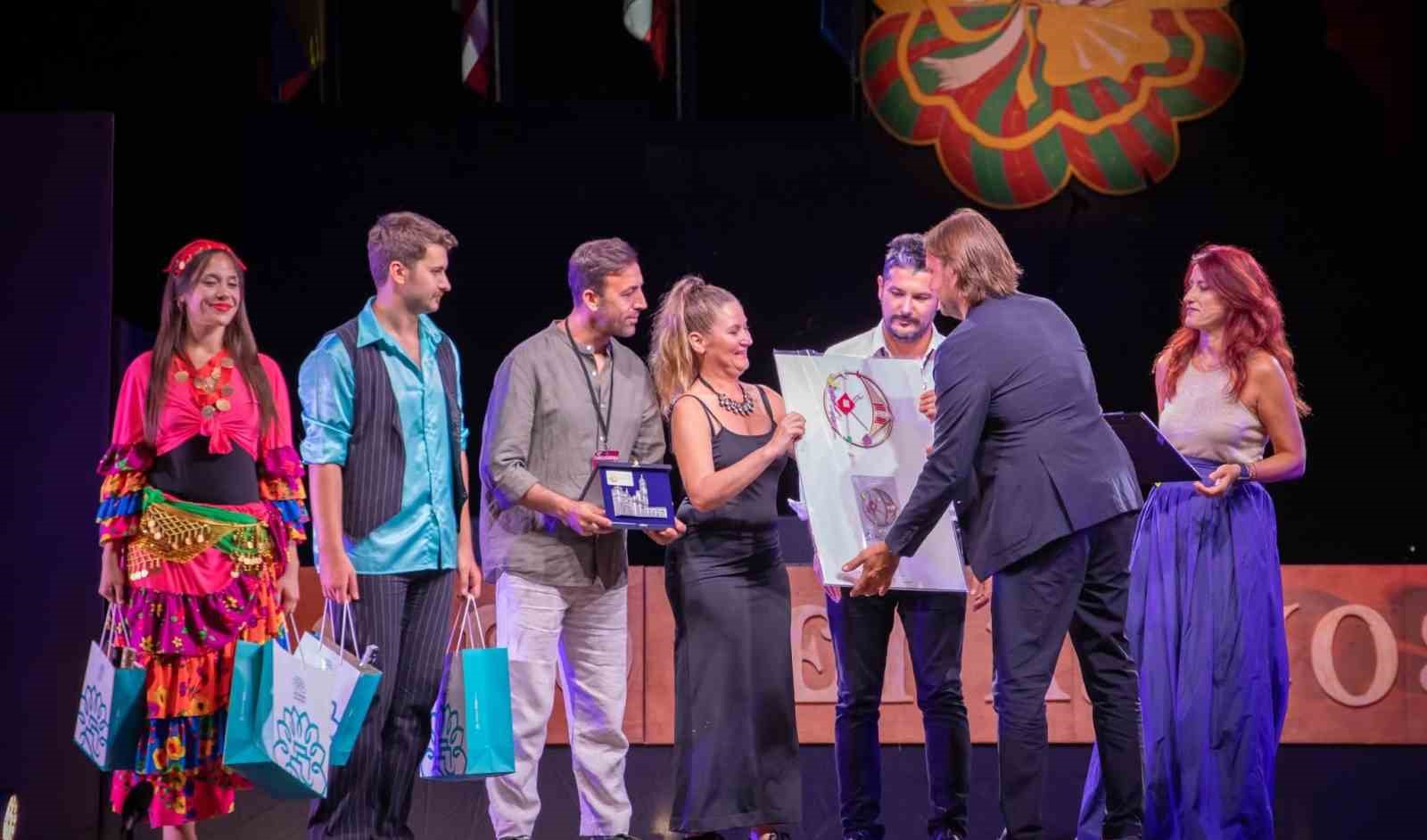 Nil&uuml;fer Halk Dansları Topluluğu İtalya&rsquo;dan &ouml;d&uuml;lle d&ouml;nd&uuml;
