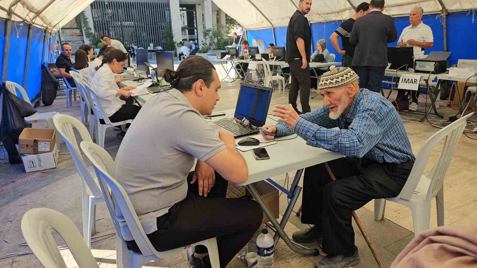 Deprem sonrası belediye hizmetlerini &ccedil;adırda s&uuml;rd&uuml;r&uuml;yor

