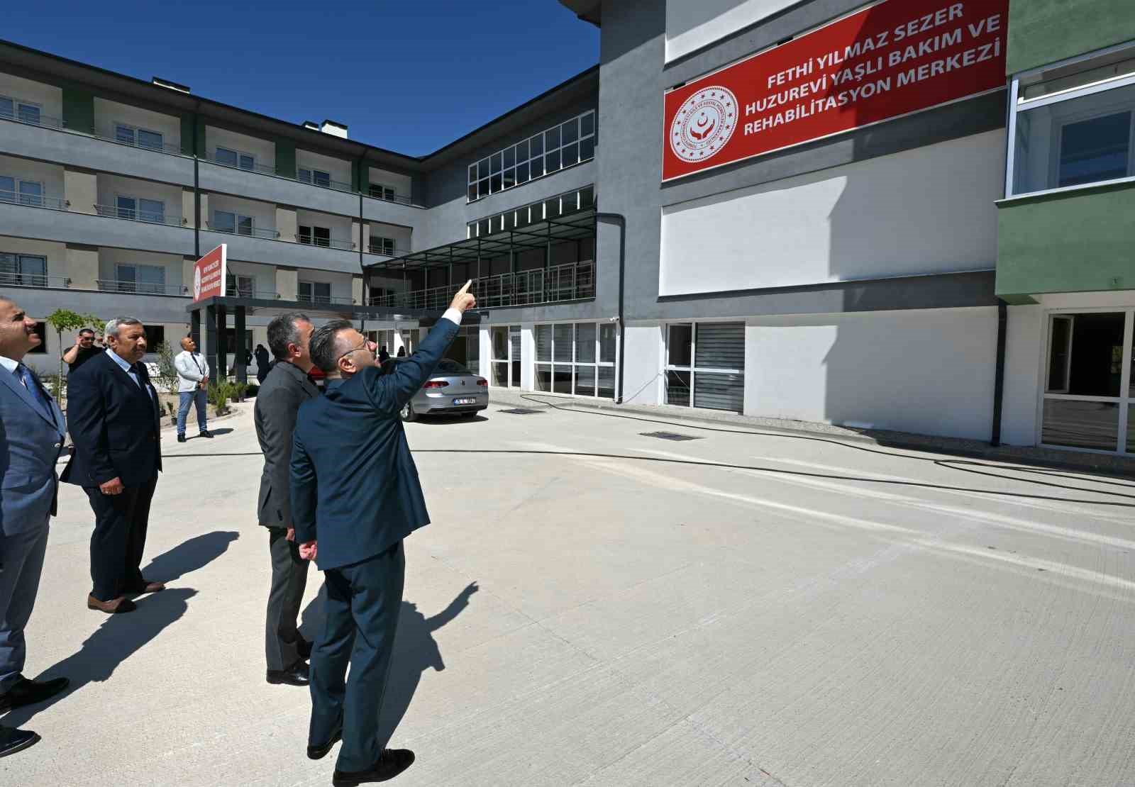 Vali Aksoy, Fethi Yılmaz Sezer Yaşlı Bakım ve Rehabilitasyon Merkezi&rsquo;ni ziyaret etti
