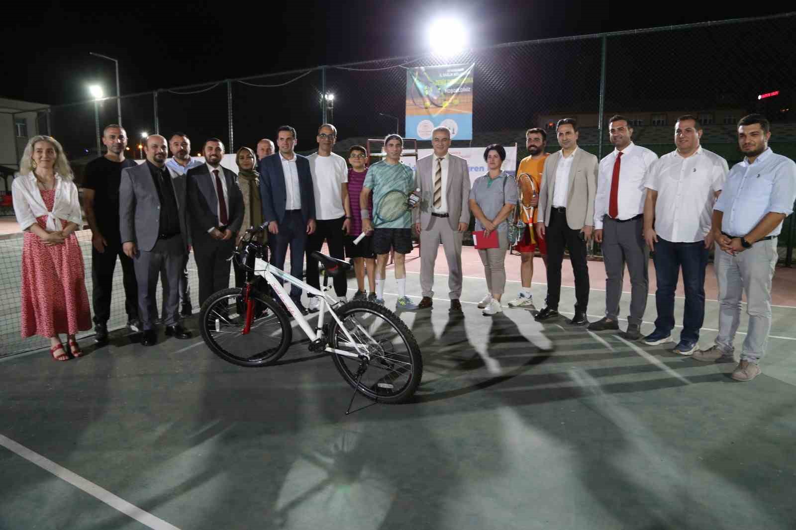 Diyarbakır İl Sağlık M&uuml;d&uuml;rl&uuml;ğ&uuml; tenis turnuvası finali ger&ccedil;ekleşti
