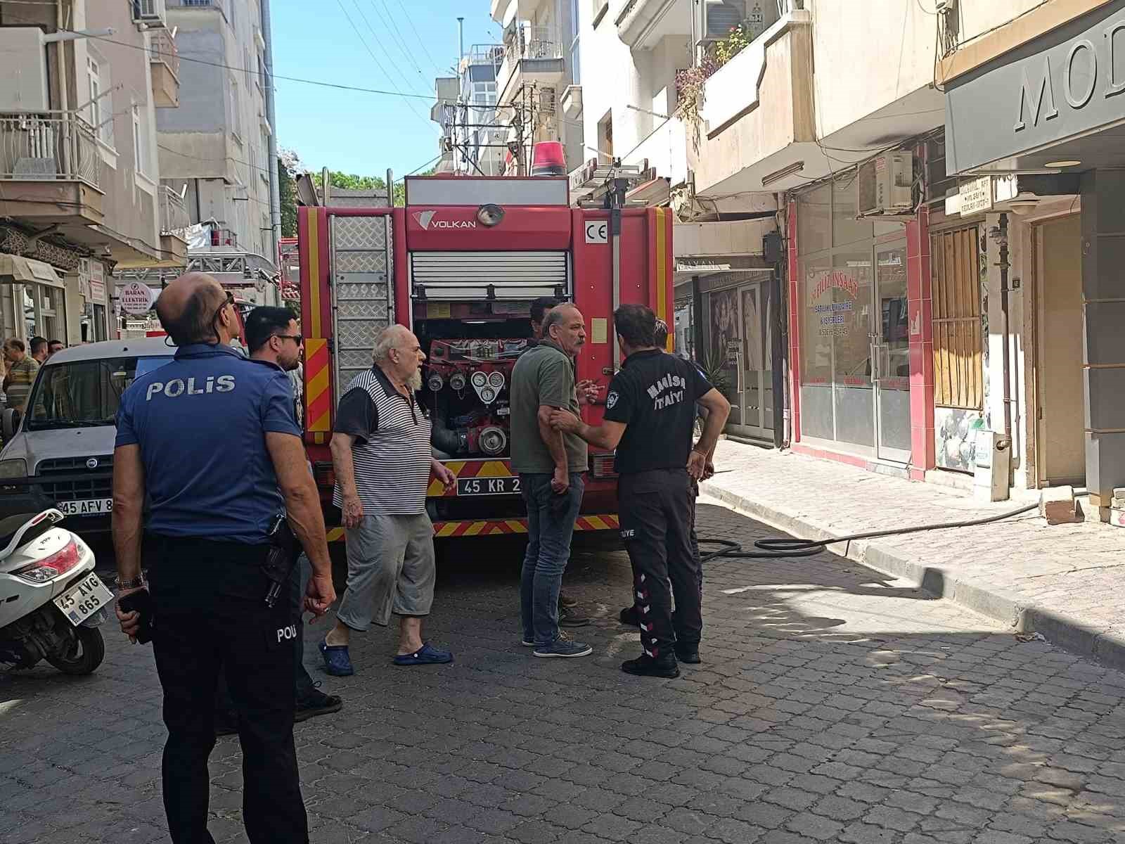 Turgutlu&rsquo;da &ccedil;ıkan yangında 2 muhabbet kuşu telef oldu
