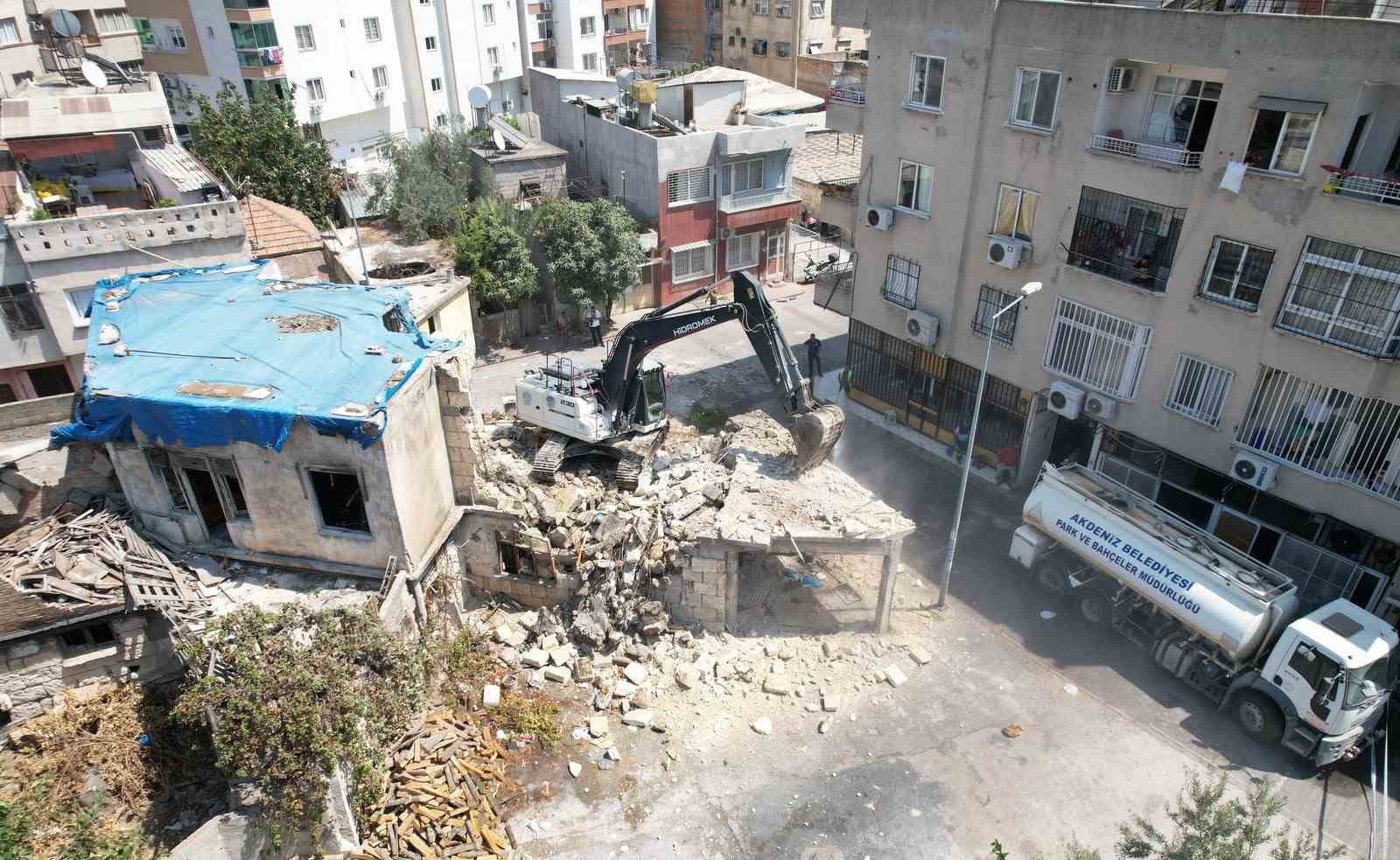 Akdeniz&rsquo;de risk oluşturan metruk yapılar yıkılıyor
