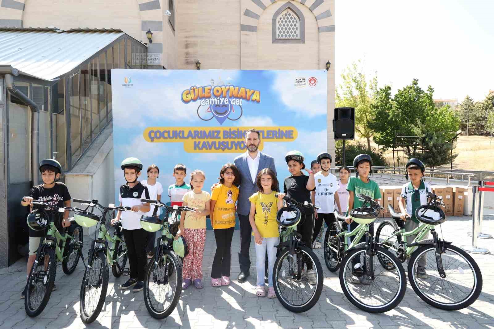 "Güle oynaya camiye gel" projesi çerçevesinde çocuklar bisikletlerine kavuşmaya devam ediyor