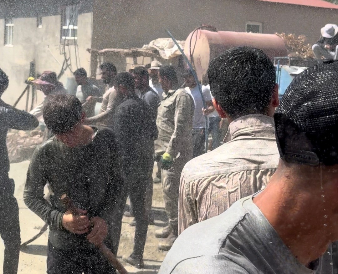 Derecik&rsquo;te askeri TOMA vatandaşlara su desteği verdi
