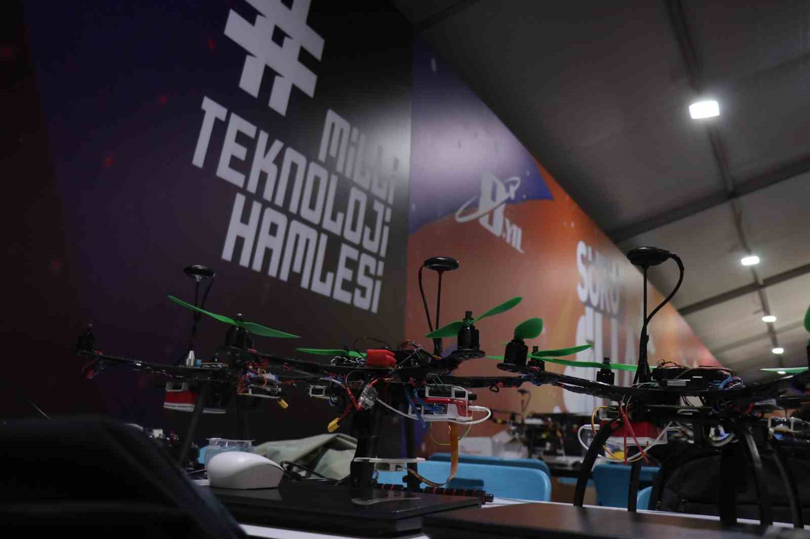 Gen&ccedil; m&uuml;hendislerden Milli teknoloji vizyonu: S&uuml;r&uuml; İHA&rsquo;larla g&ouml;vde g&ouml;sterisi
