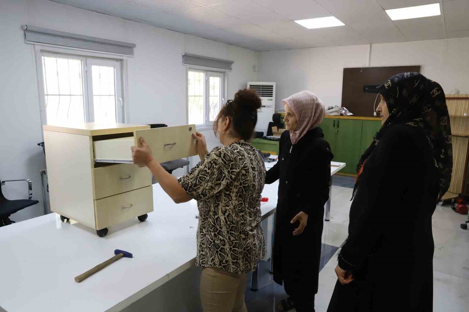Kadınlar i&ccedil;in başlatılan mobilya kurulum ve onarım eğitimi tamamlandı
