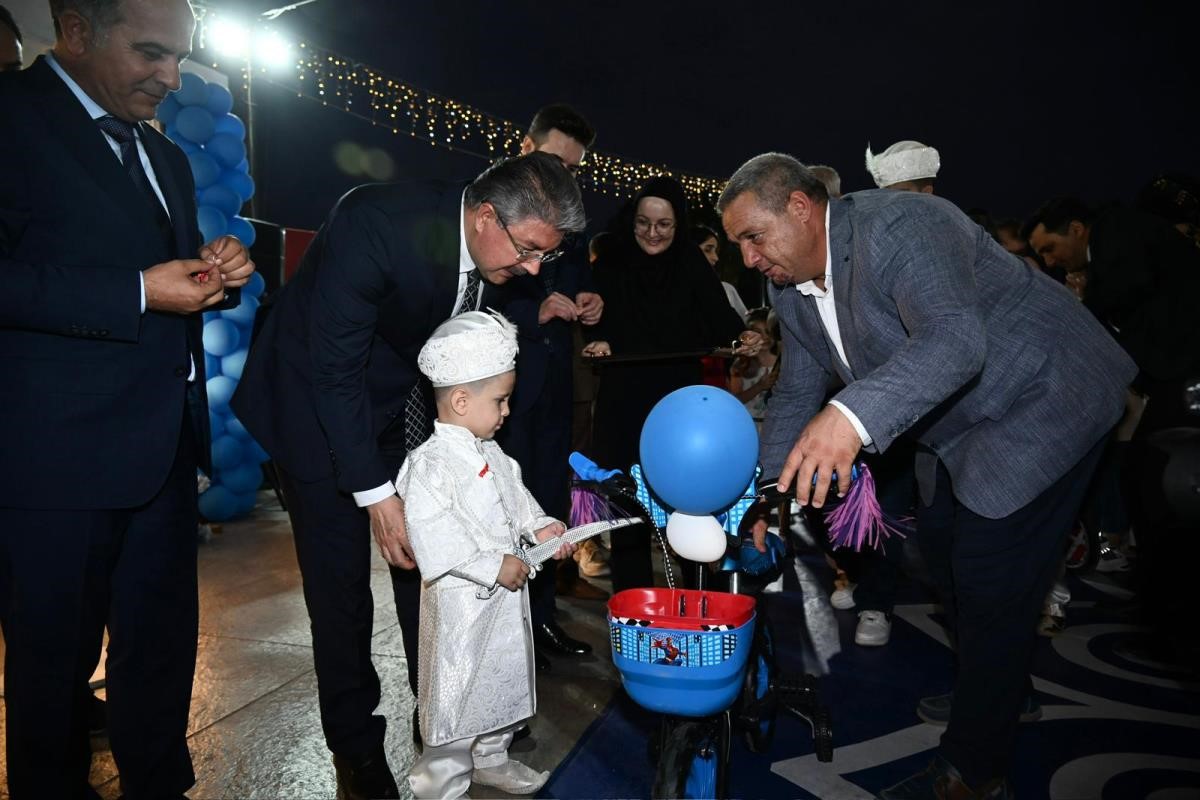 Osmaniye&rsquo;de toplu s&uuml;nnet t&ouml;reninde &ccedil;ocuklara bisiklet ve altın hediye edildi
