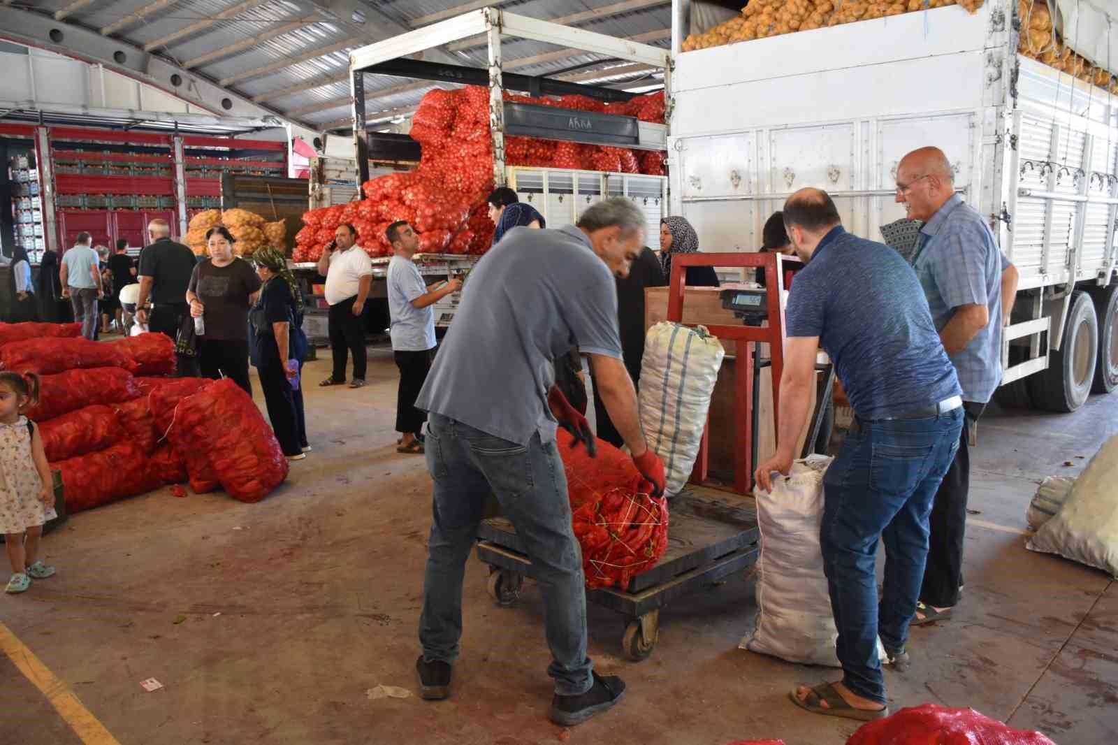 Şahinbey Belediyesi’nin ’Üreticiden Tüketiciye Tarla Fiyatına’ projesine vatandaşlardan tam not