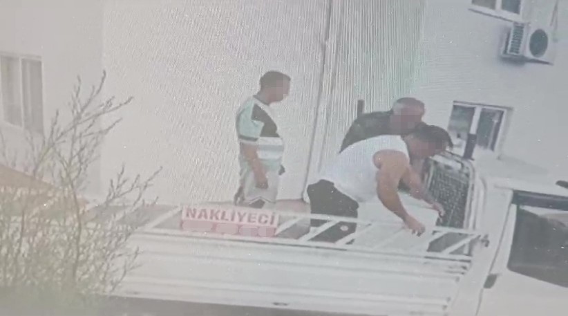 Uzaklaştırma kararına rağmen eve gelip 3,5 dakikada tüm eşyaları götürdü