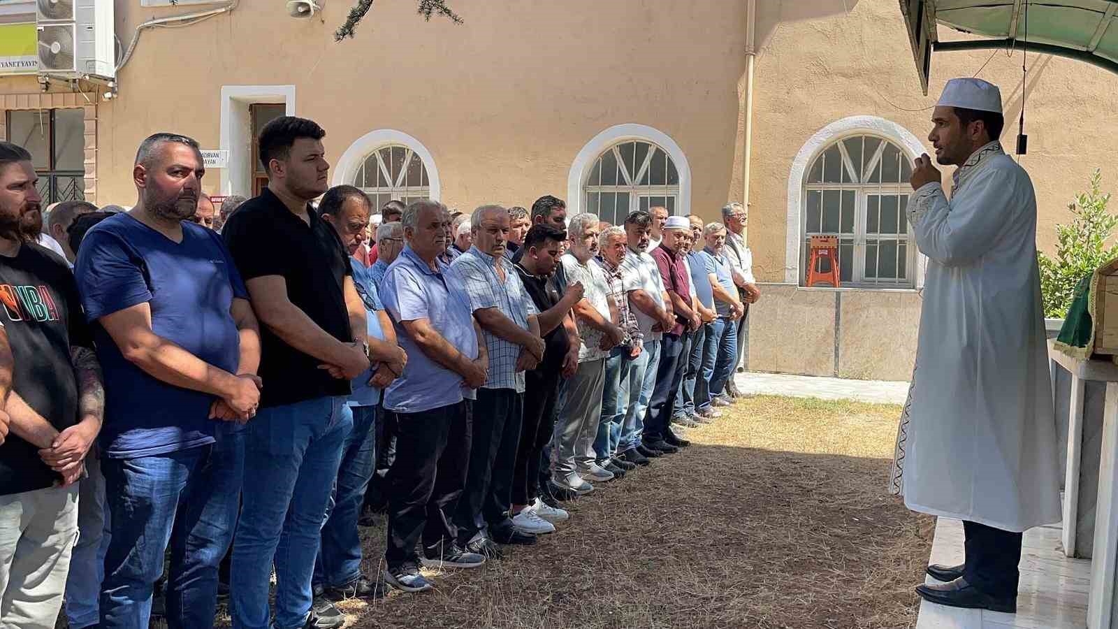 Derede ölü bulunan adamın cenazesi defnedildi