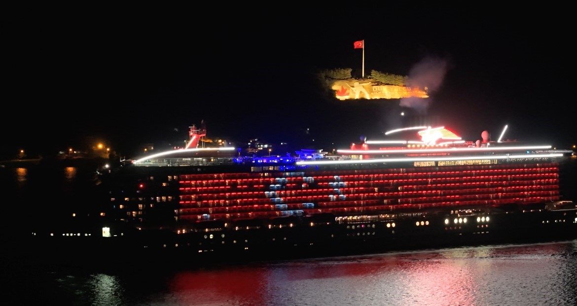 Çanakkale Boğazı’ndan geçen kruvaziyer, gövdesine Türk bayrağını yansıttı