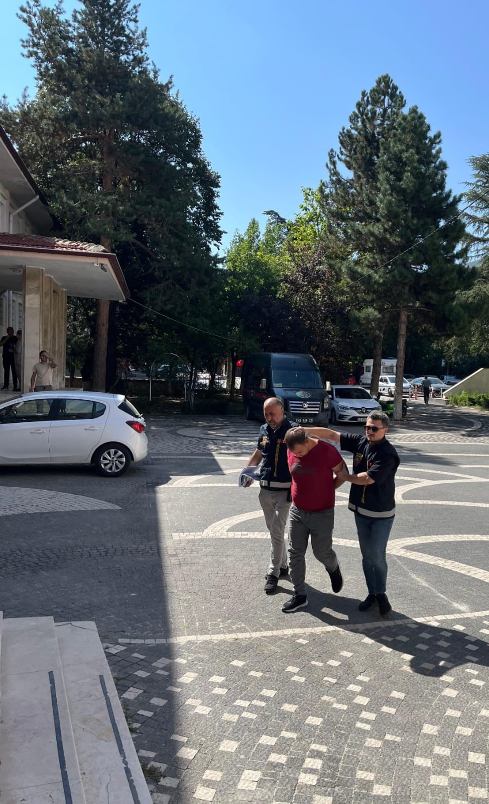 Akşehir’de uyuşturucu operasyonu: 2 gözaltı, 1 tutuklama