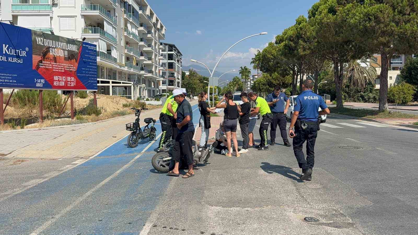 Otomobil ile motosiklet &ccedil;arpıştı, yaralıya yoldan ge&ccedil;en doktor m&uuml;dahale etti
