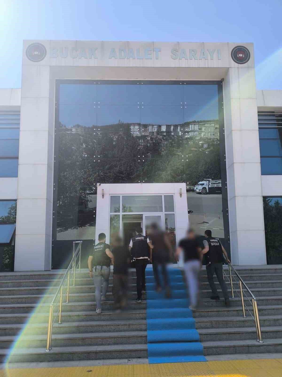 Bucak’ta uyuşturucu operasyonu: 3 tutuklama