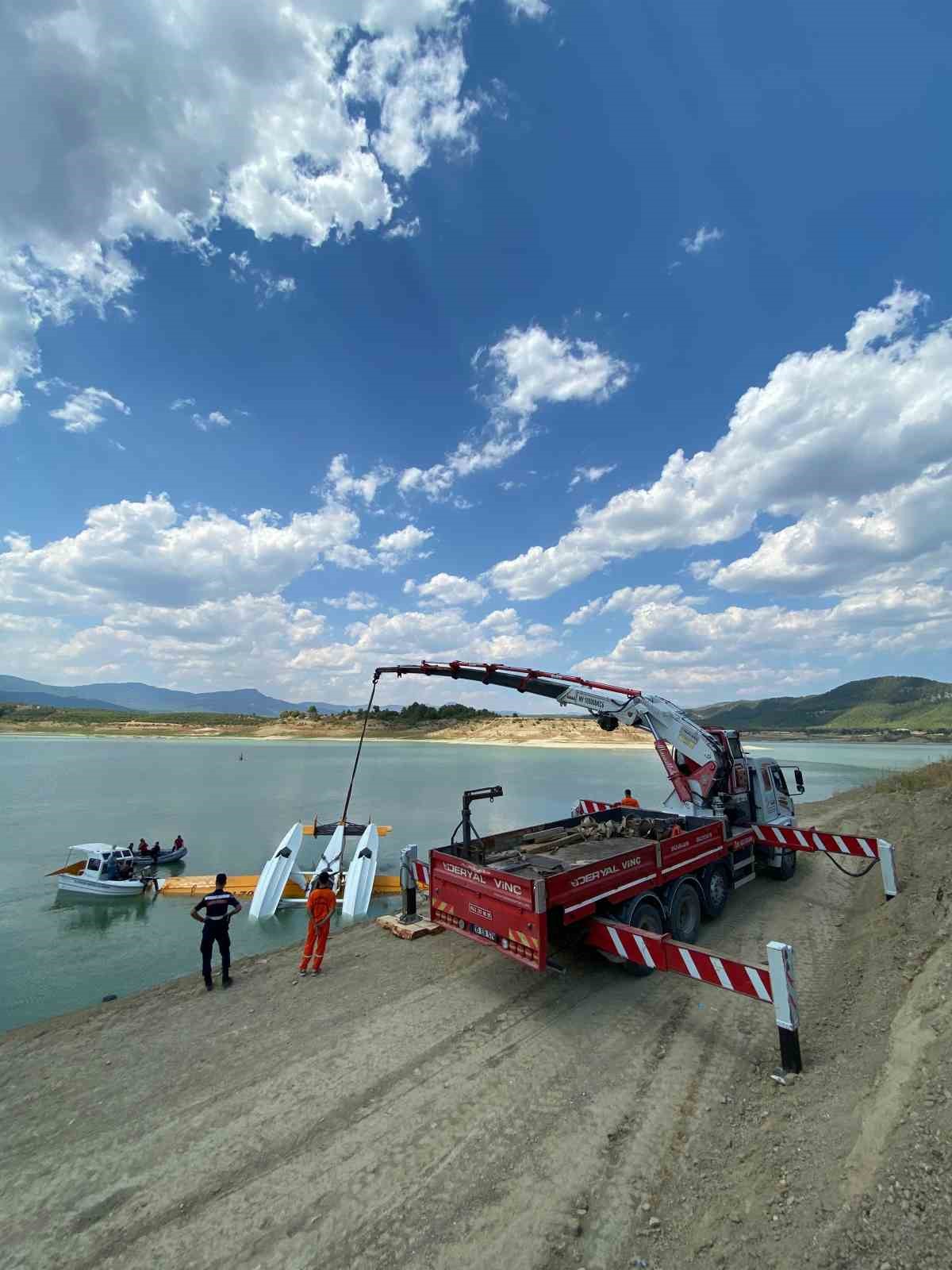 Burdur’da kırıma uğrayan eğitim uçağı vinç yardımıyla çıkarıldı