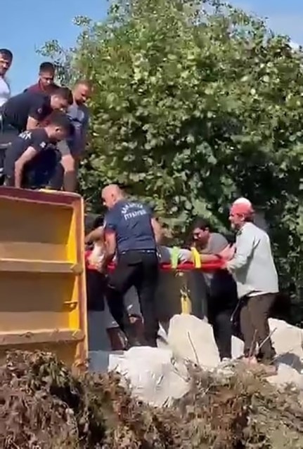 Kontrolden çıkan hafriyat kamyonu devrildi