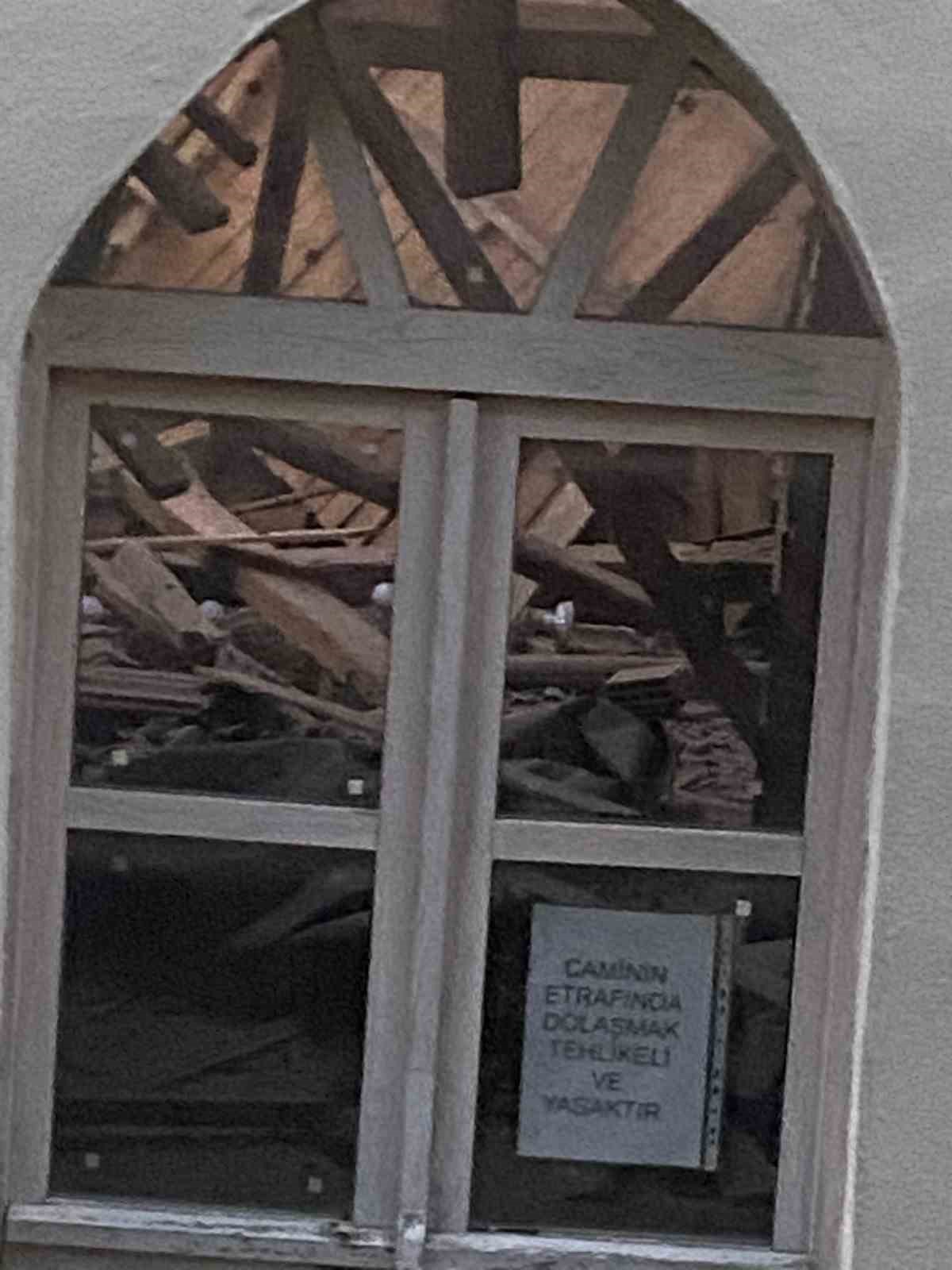 S&ouml;ke Eski Doğanbey K&ouml;y&uuml; Camii&rsquo;nin &ccedil;atısı &ccedil;&ouml;kt&uuml;
