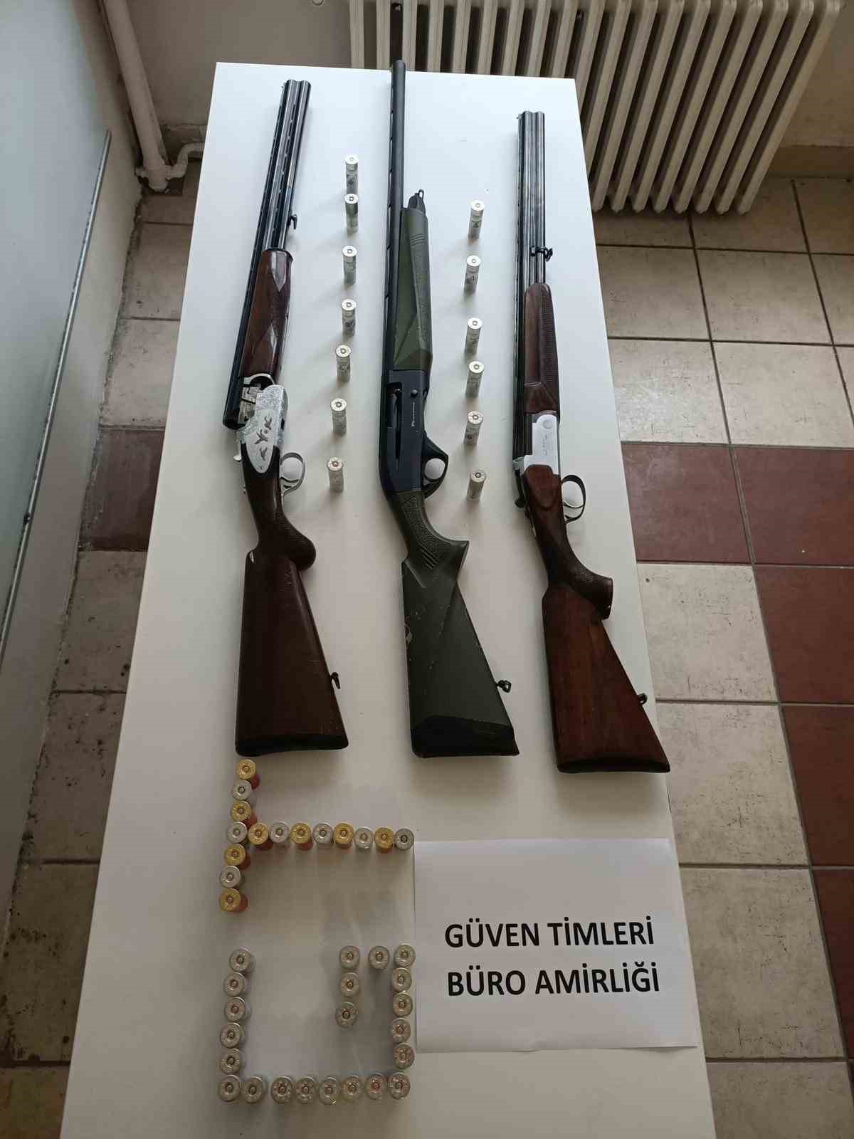 Cips paketinden uyuturucu kt, silahlar ele geirildi
