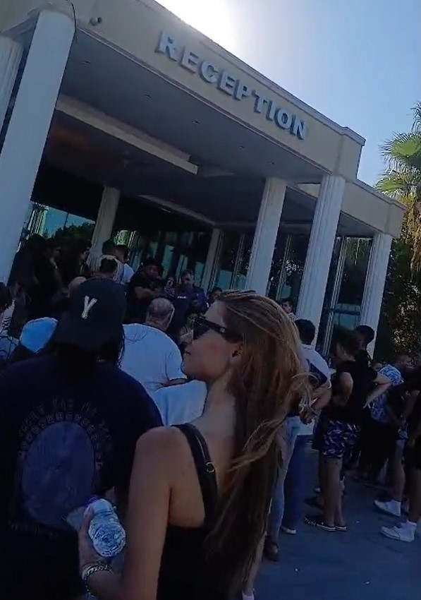 Kuşadası Vav Otel &ccedil;alışanları alacaklarının verilmediği gerek&ccedil;esiyle eylem başlattı
