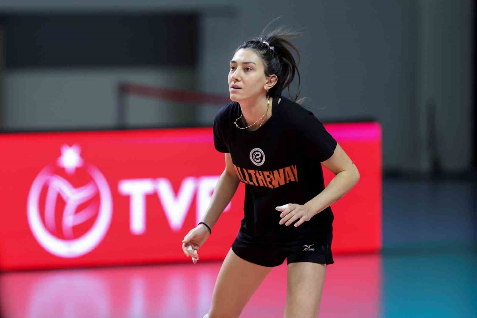 Milli sma&ccedil;&ouml;r Yaprak Erkek, 3 yıl daha Eczacıbaşı&rsquo;nda
