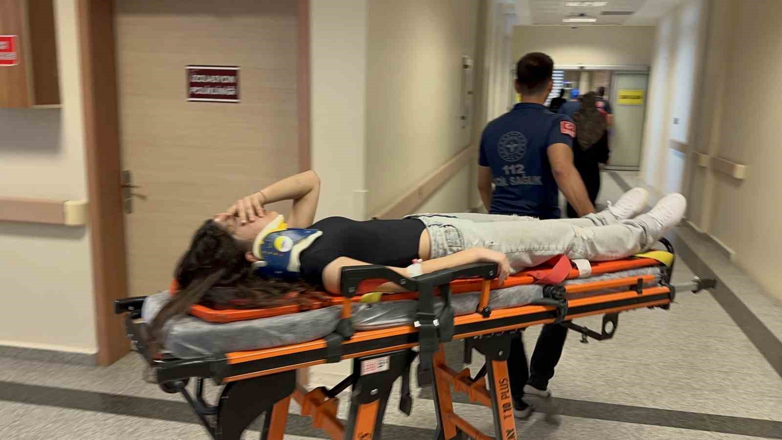 Adıyaman’da yolcu minibüsü elektrik direğine çarptı: 8 yaralı