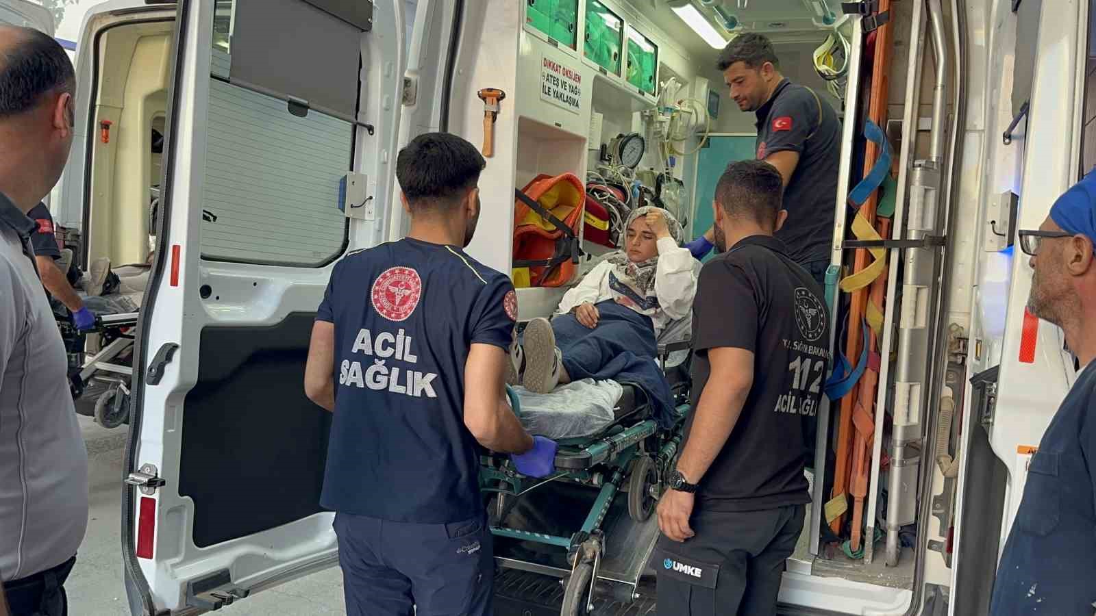 Adıyaman&rsquo;da yolcu minib&uuml;s&uuml; elektrik direğine &ccedil;arptı: 8 yaralı
