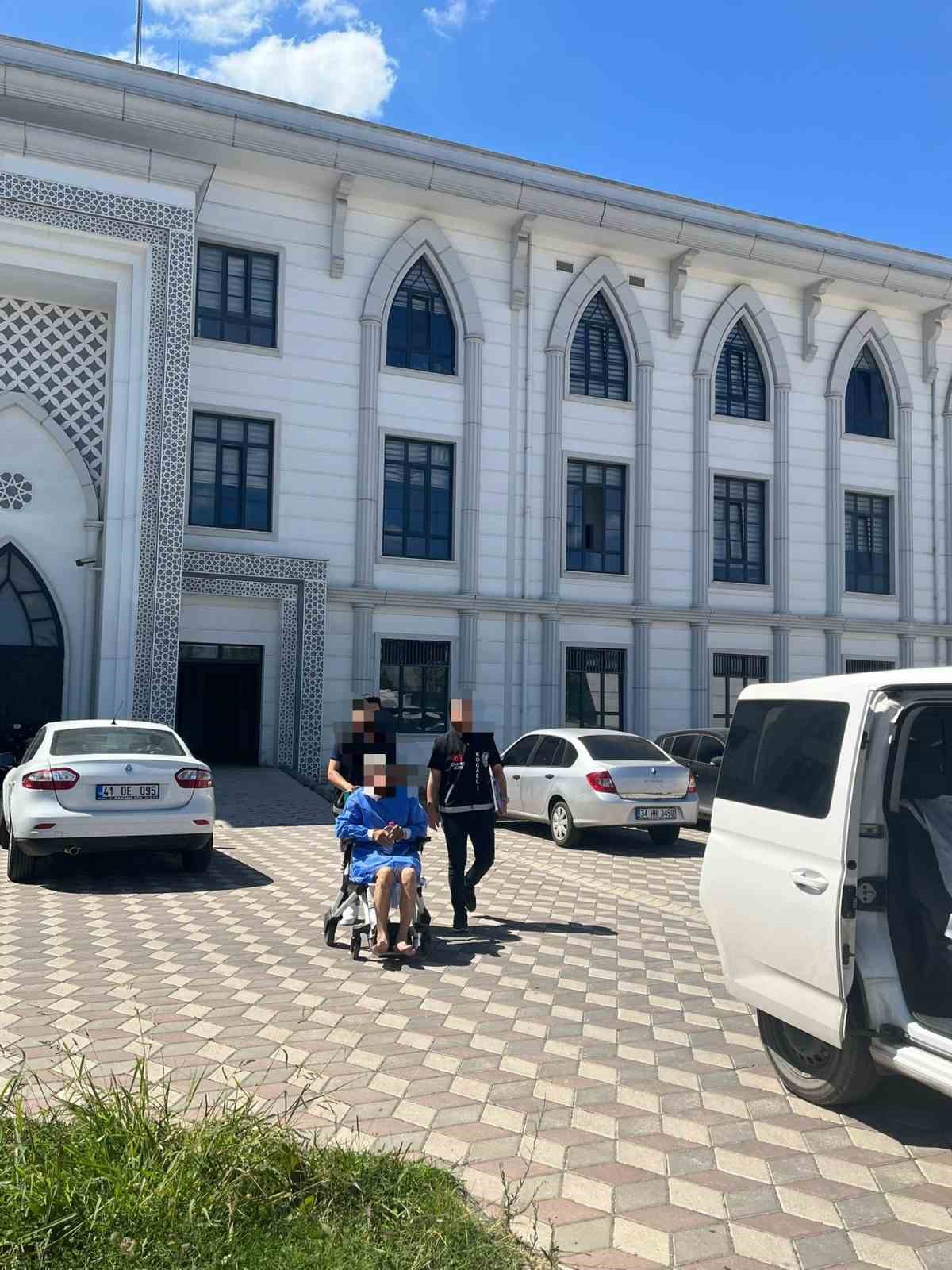 Karısını öldürmüştü, tekerlekli sandalye ile sevk edildiği adliyede tutuklandı

