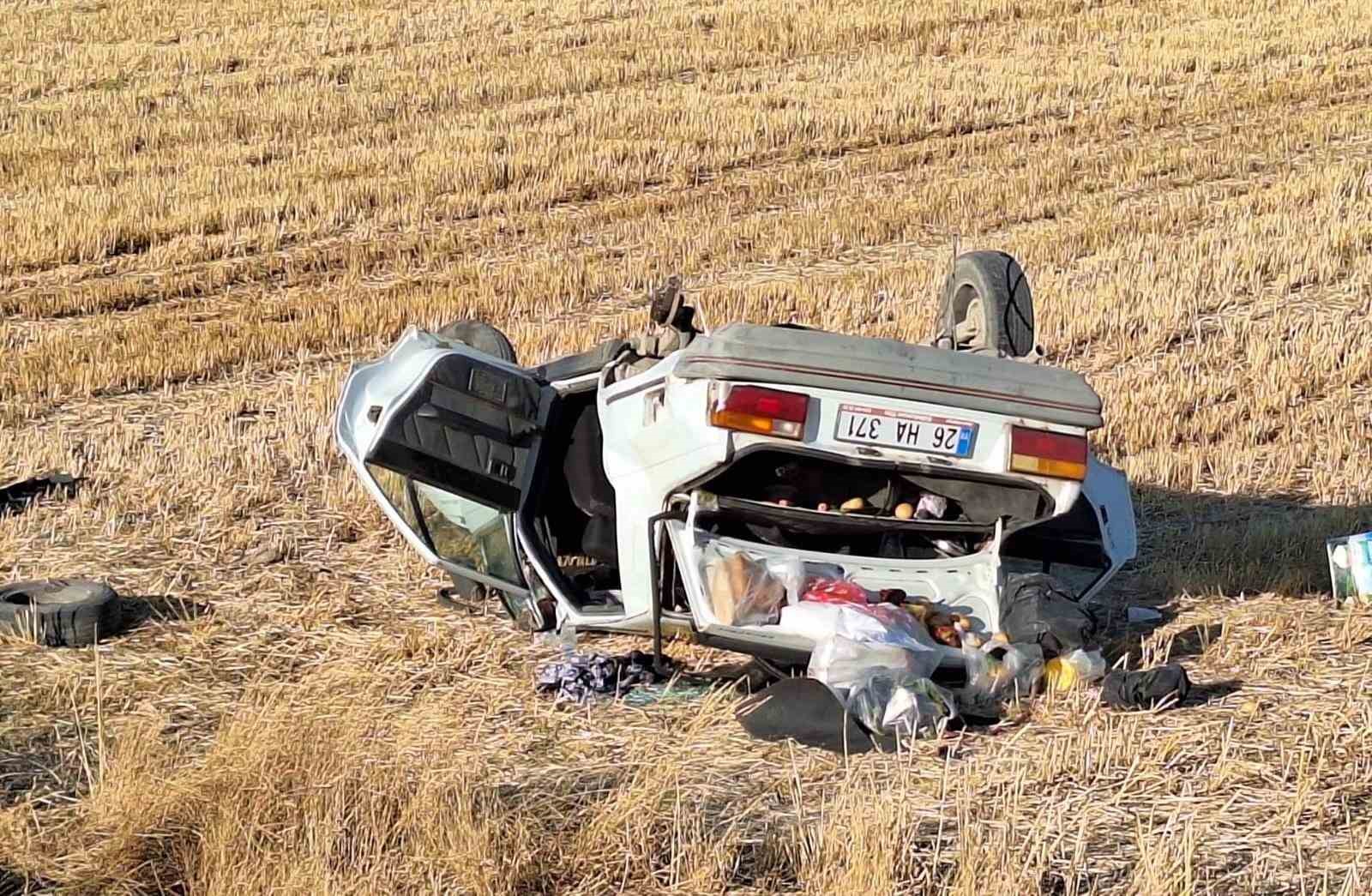 Kütahya’da otomobil tarlaya uçtu: 2 yaralı