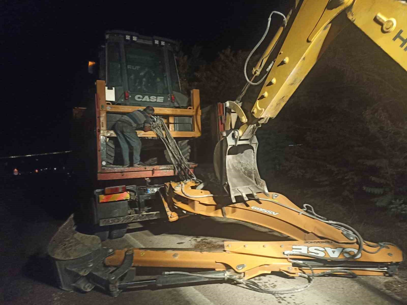 Ankara’da iş makinesi taşıyan kamyon kömür taşıma bandına çarptı