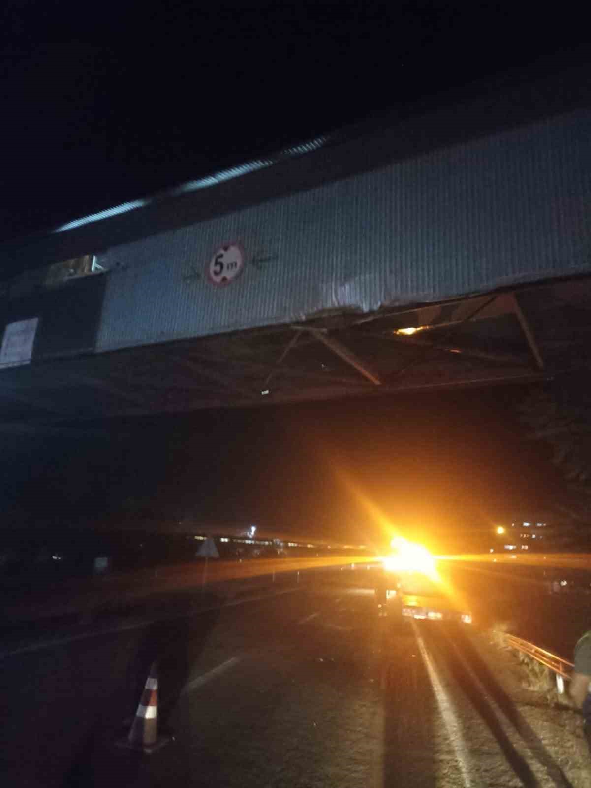 Ankara&rsquo;da iş makinesi taşıyan kamyon k&ouml;m&uuml;r taşıma bandına &ccedil;arptı
