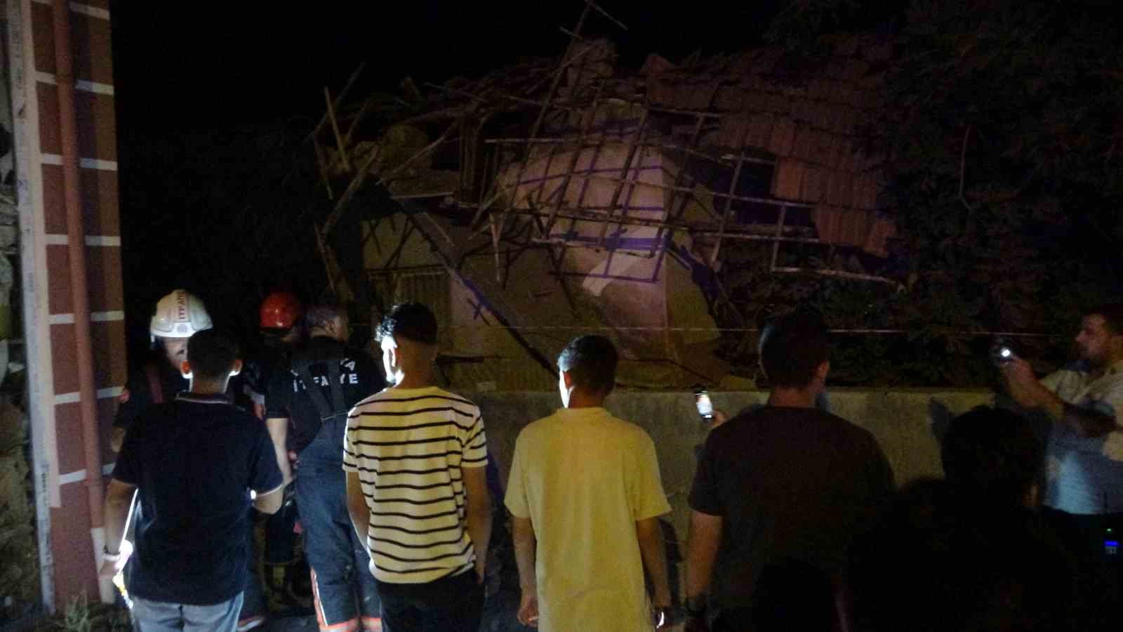 Malatya’da hasarlı evin çatısı çöktü