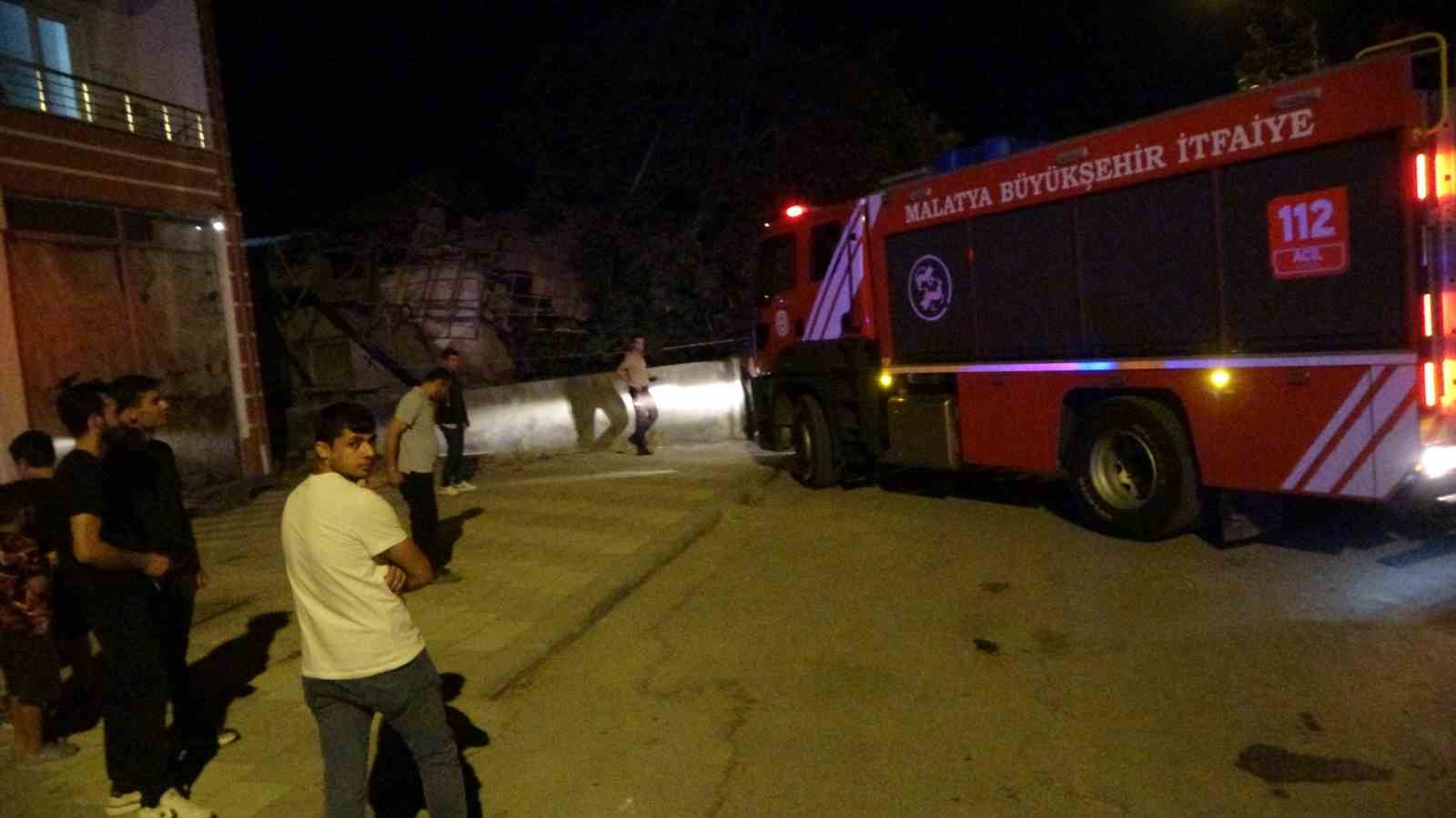 Malatya&rsquo;da hasarlı evin &ccedil;atısı &ccedil;&ouml;kt&uuml;
