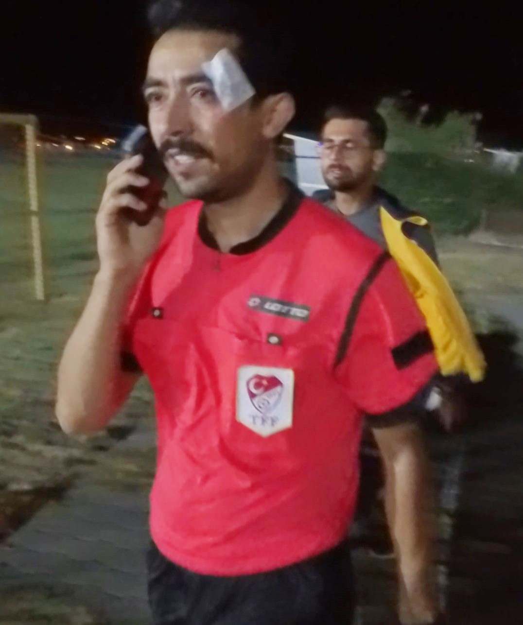 Hakem kırmızı kart g&ouml;sterdi, futbolcu yumrukladı
