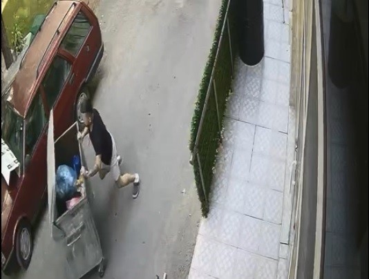 Rampadan kayan çöp konteynerini araçla çarpmadan son anda durdurdu