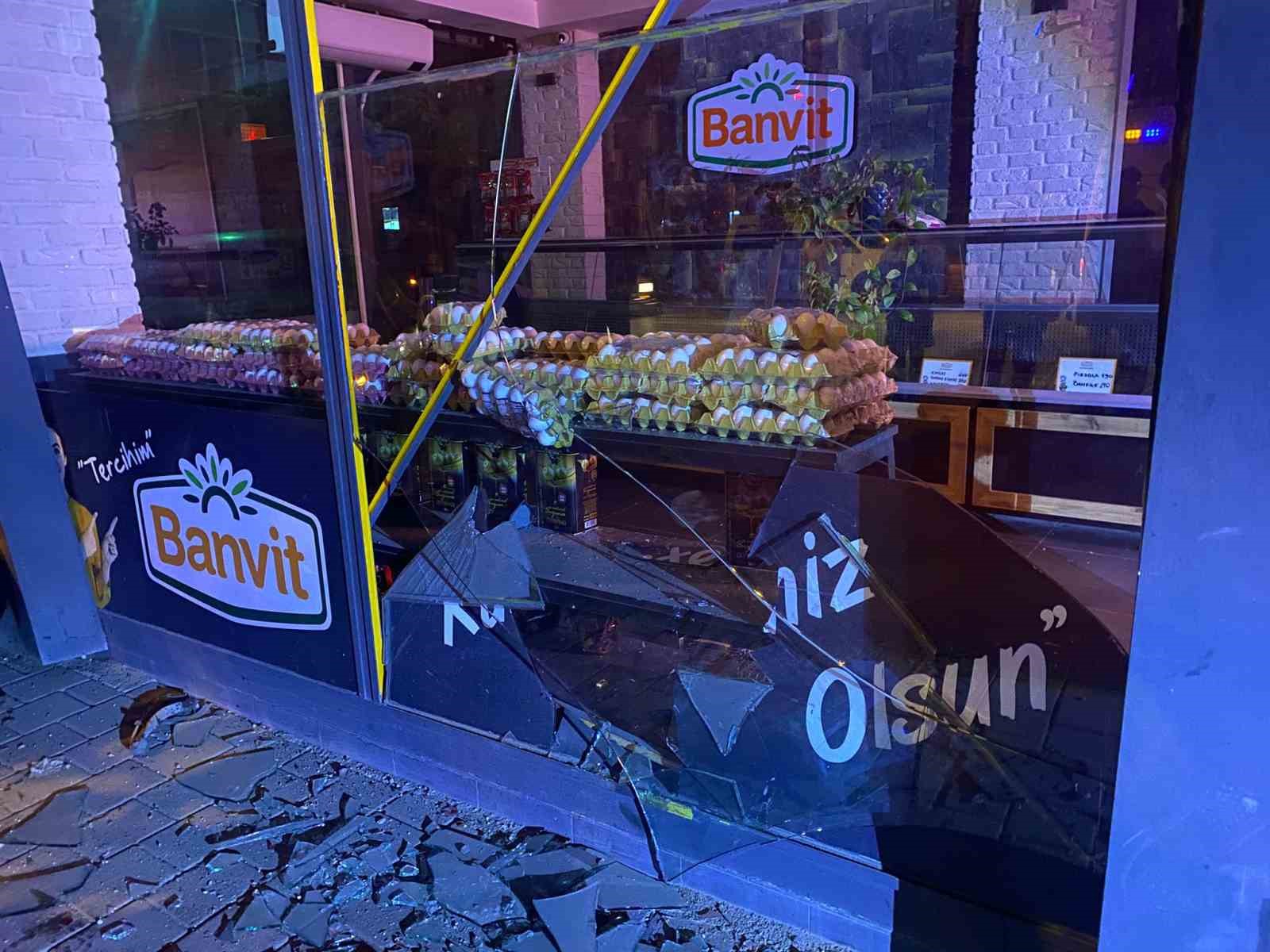 Bursa&rsquo;da kontrolden &ccedil;ıkan otomobil &ouml;nce elektrik panosuna ardından motosiklete &ccedil;arptı
