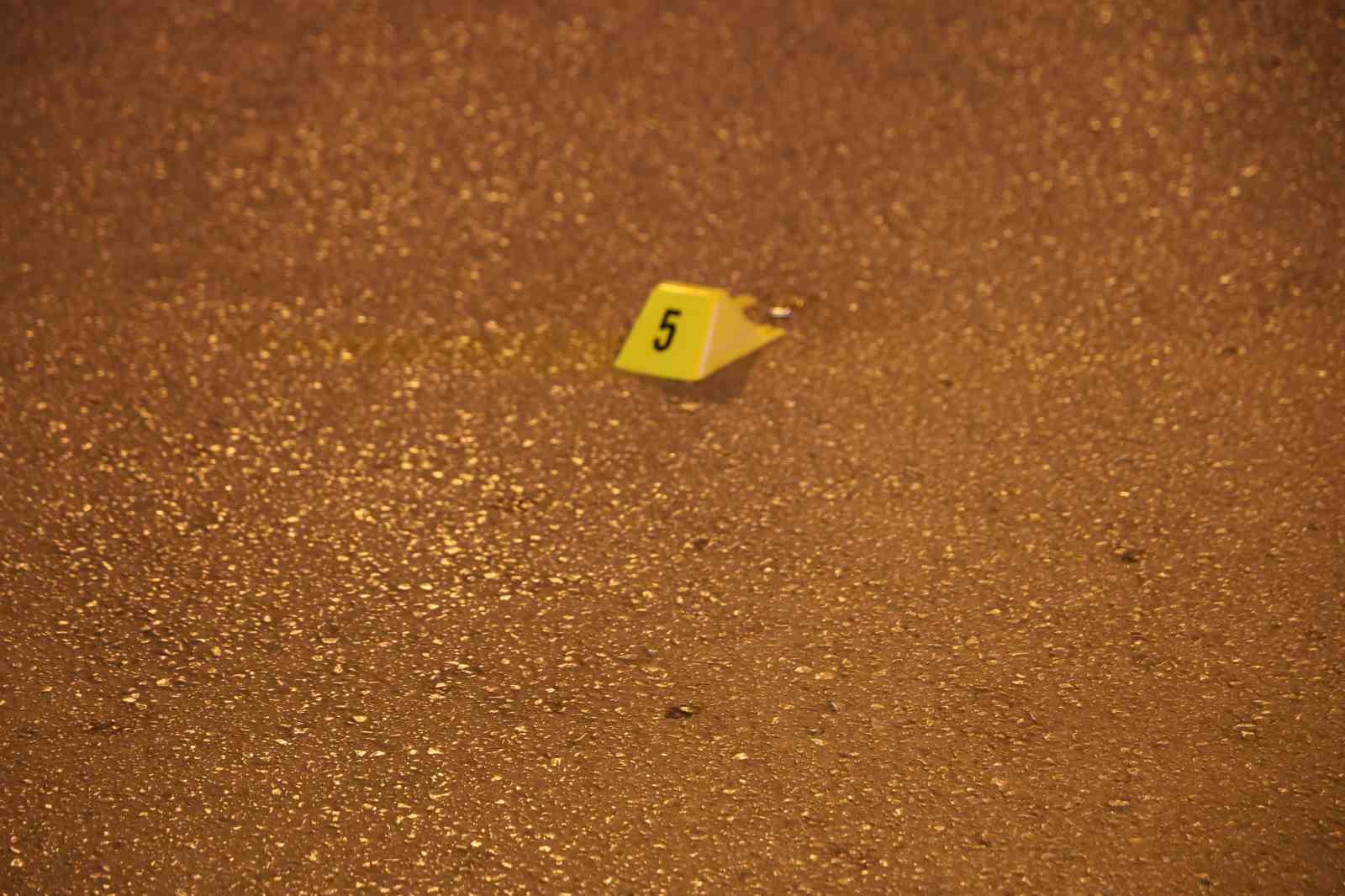 Sokak ortasnda silahla defalarca ate edildi, polis phelilerin peine dt
