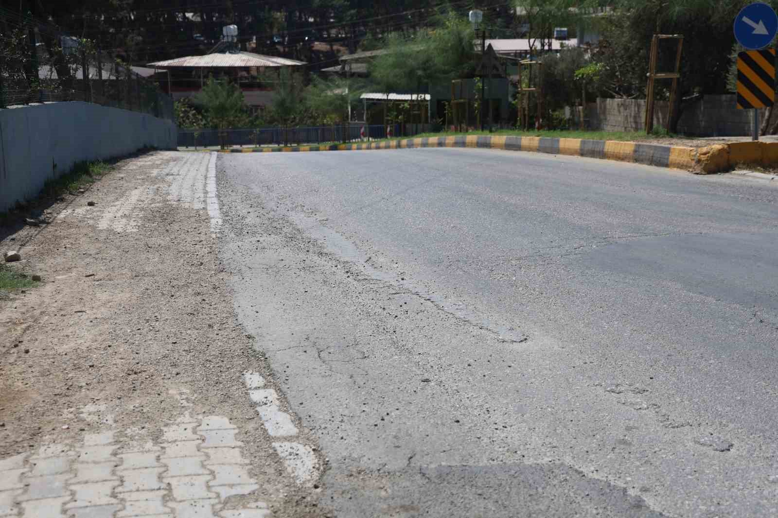 Seyir halindeki mikserin yola beton döktüğü anlar kamerada