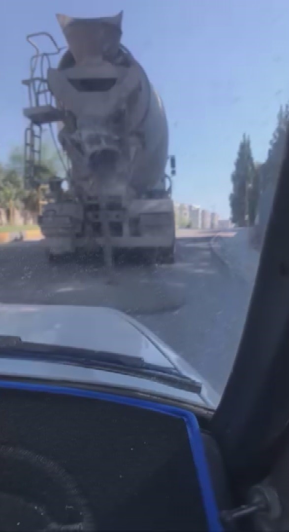 Seyir halindeki mikserin yola beton d&ouml;kt&uuml;ğ&uuml; anlar kamerada
