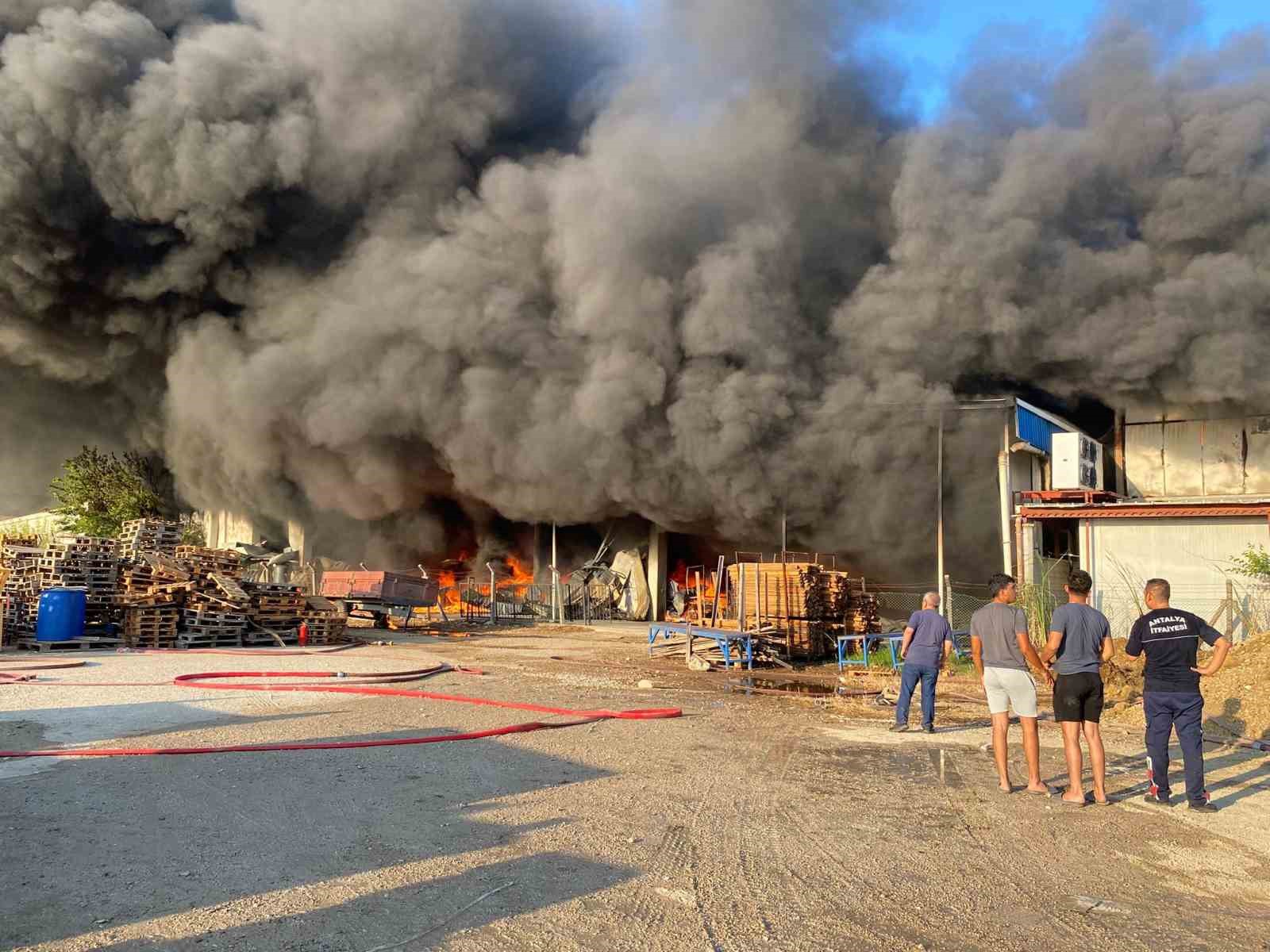 Antalya’da 2 depo yangında küle döndü